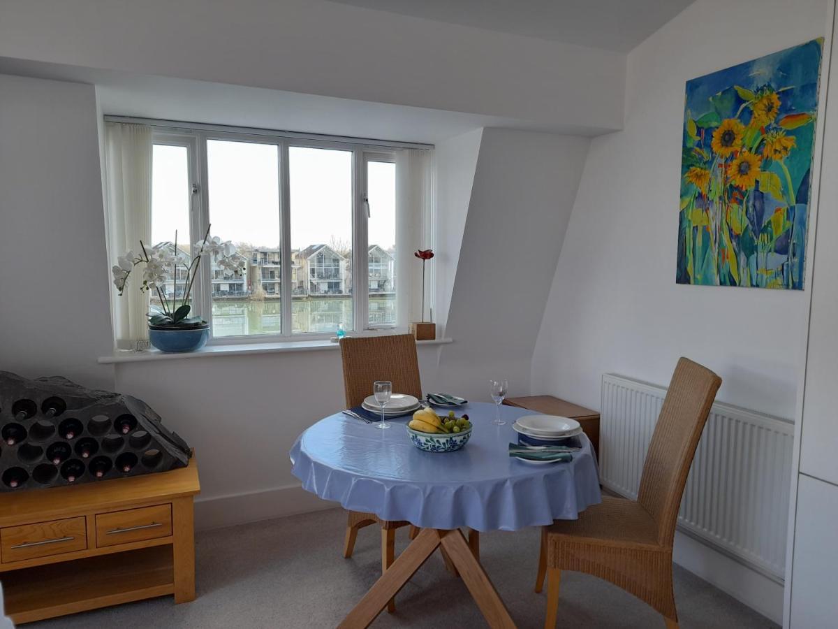 Crow'S Nest Penthouse Apartment With Free Spa Access Somerford Keynes Exteriör bild