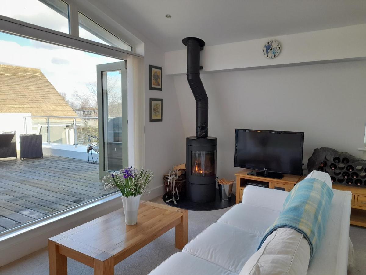 Crow'S Nest Penthouse Apartment With Free Spa Access Somerford Keynes Exteriör bild