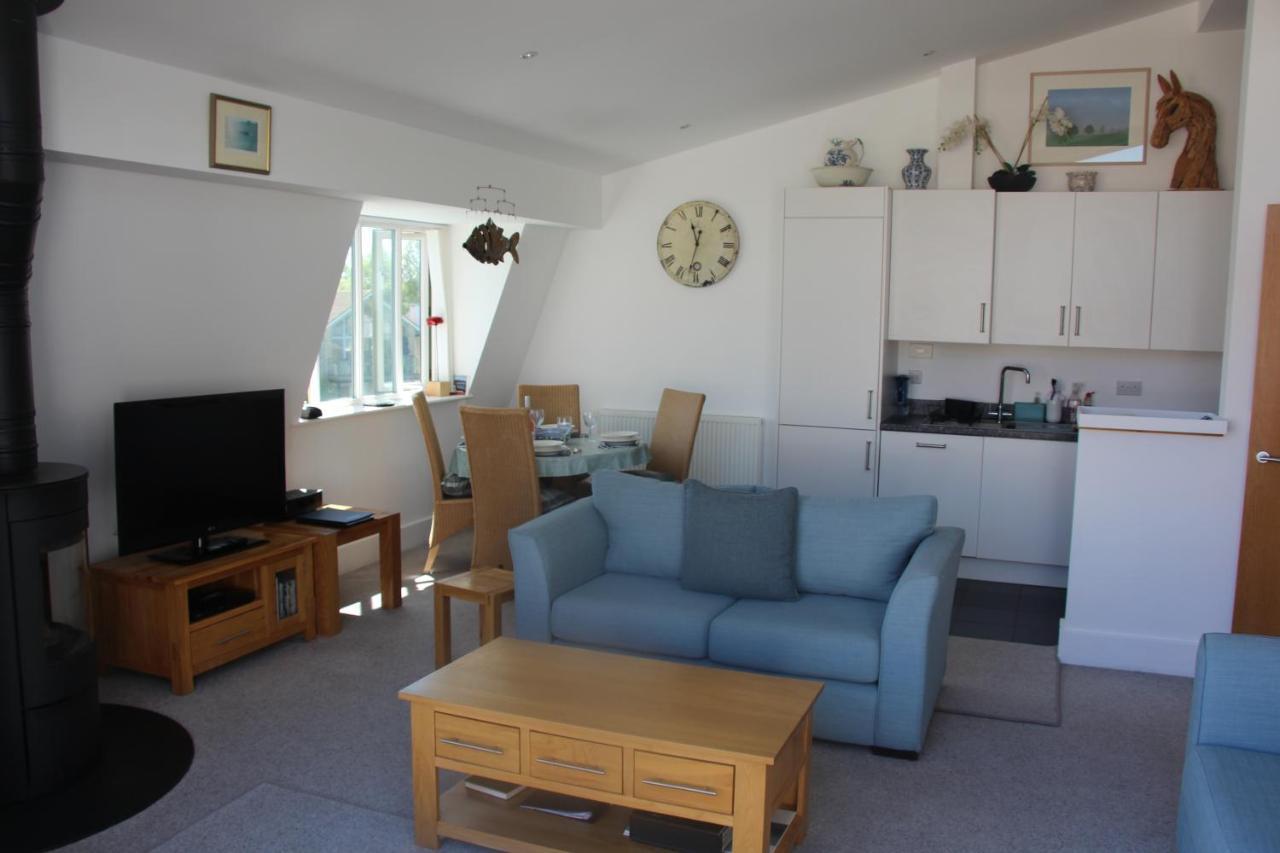 Crow'S Nest Penthouse Apartment With Free Spa Access Somerford Keynes Exteriör bild
