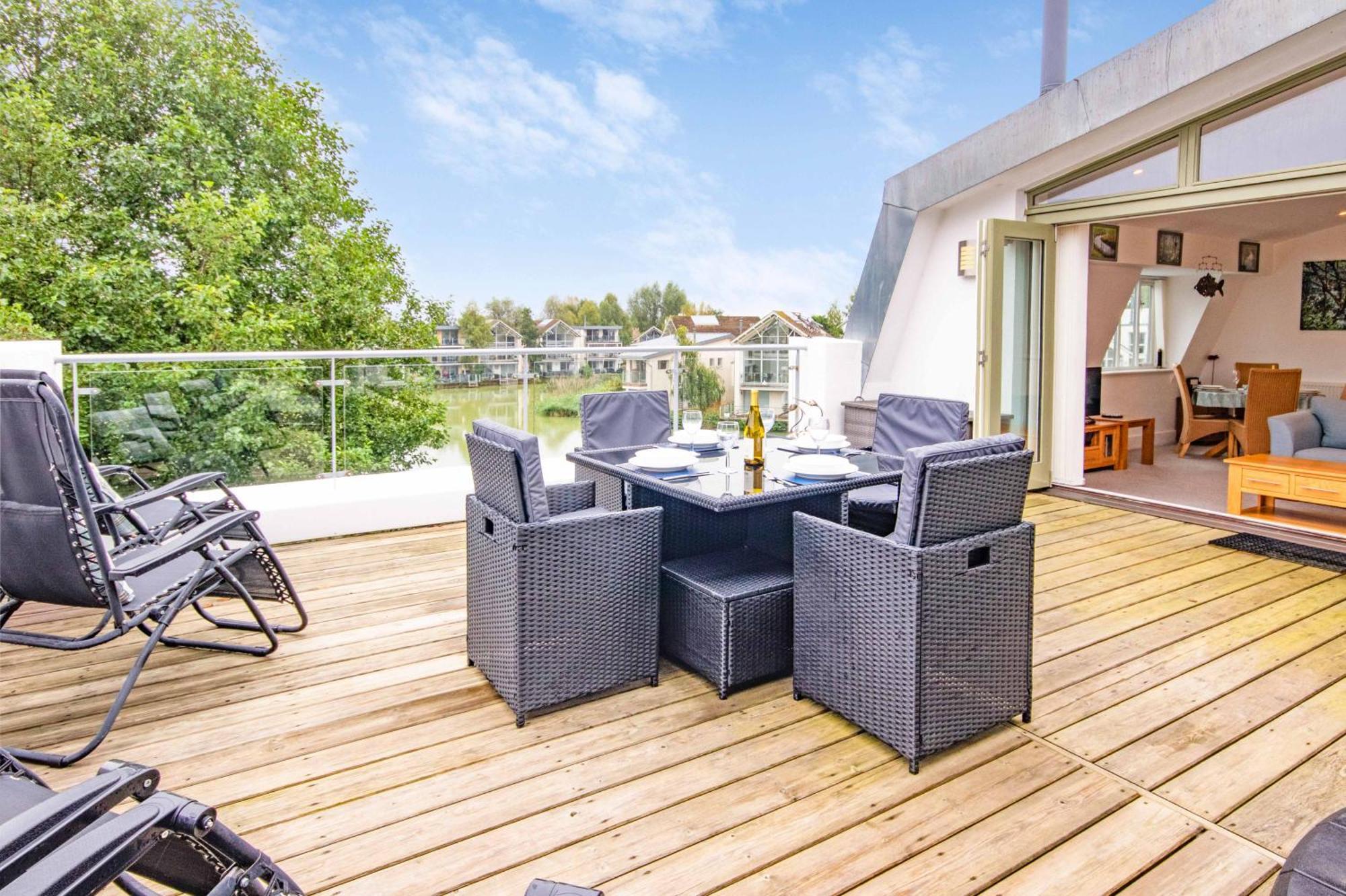 Crow'S Nest Penthouse Apartment With Free Spa Access Somerford Keynes Exteriör bild