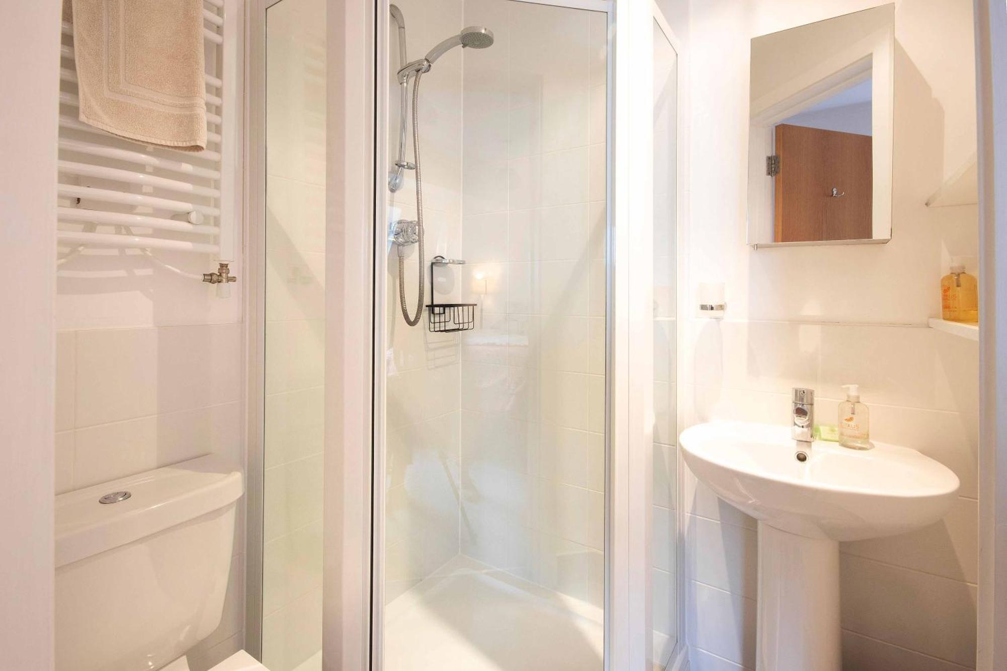 Crow'S Nest Penthouse Apartment With Free Spa Access Somerford Keynes Exteriör bild