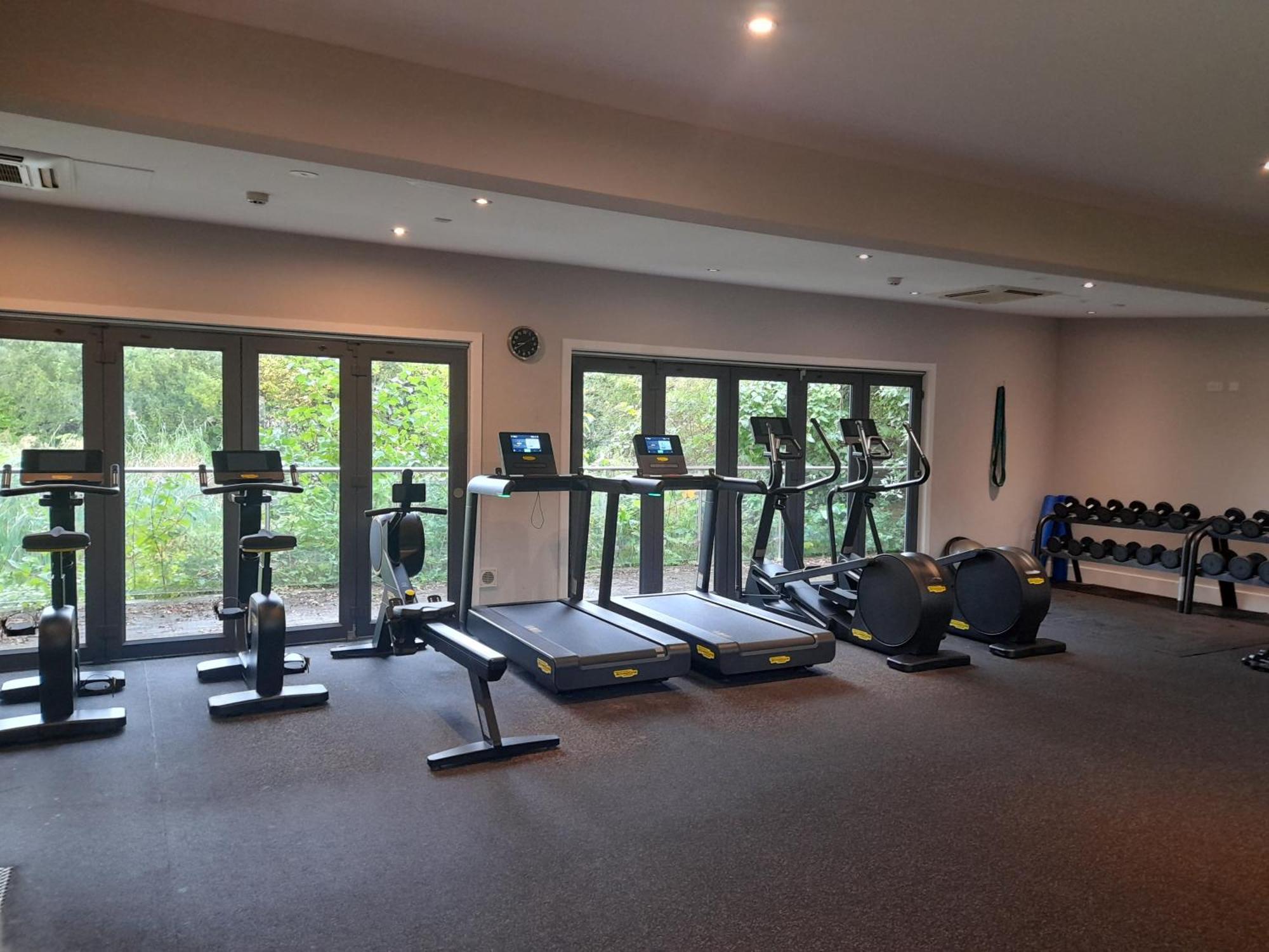 Crow'S Nest Penthouse Apartment With Free Spa Access Somerford Keynes Exteriör bild